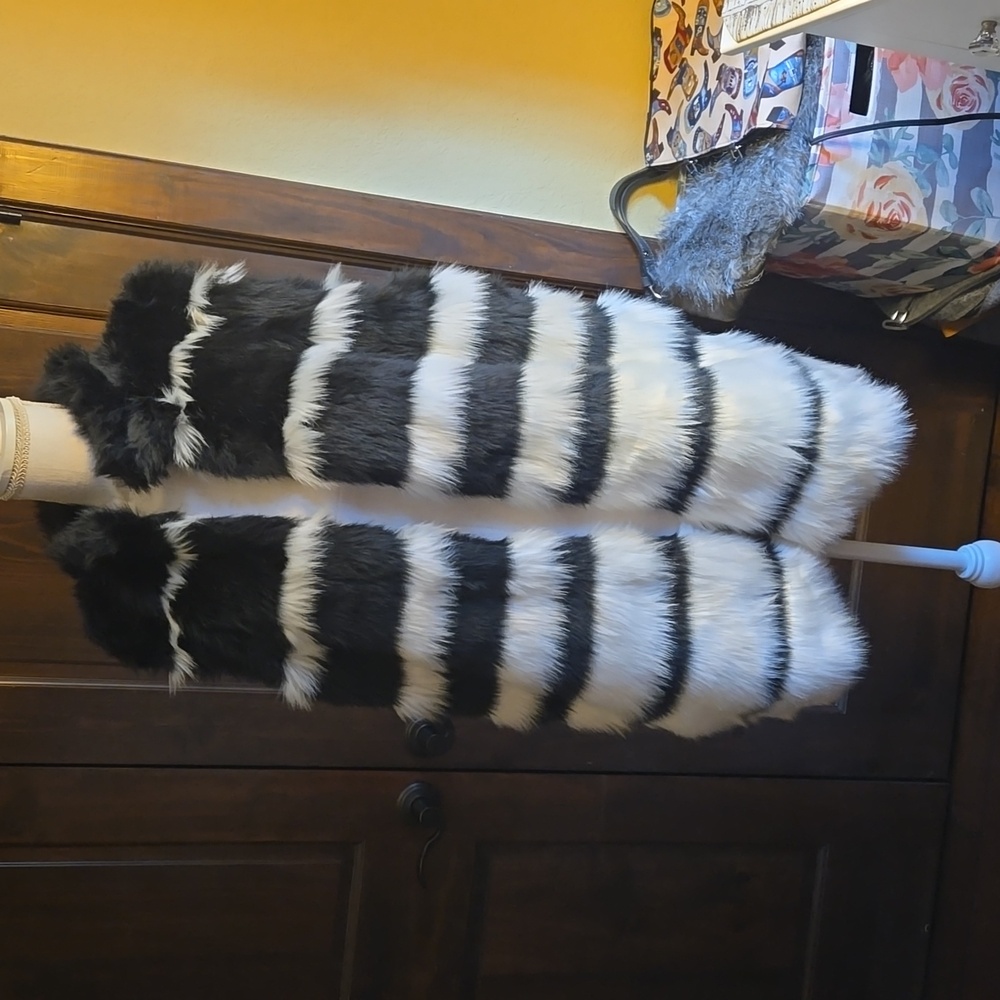 Xl faux fur vest, has 2 pockets has 2 belt loops if you want to wear a belt